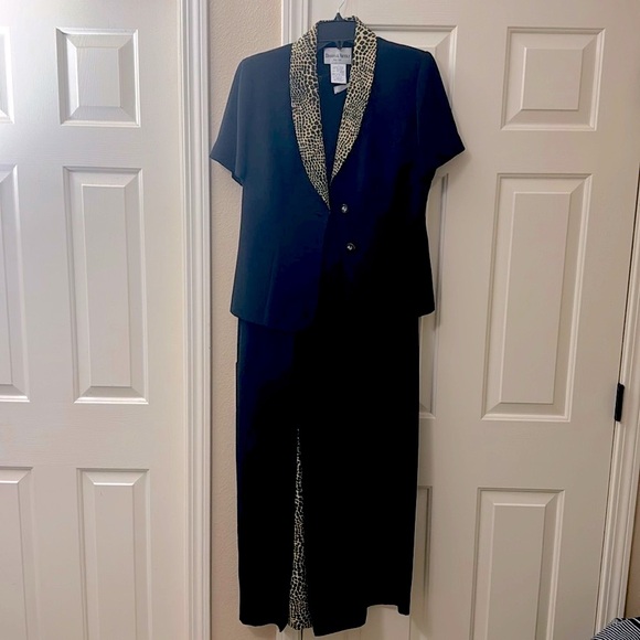 Danny & Nicole New York - 2 piece medium women’s outfit. - Picture 1 of 4